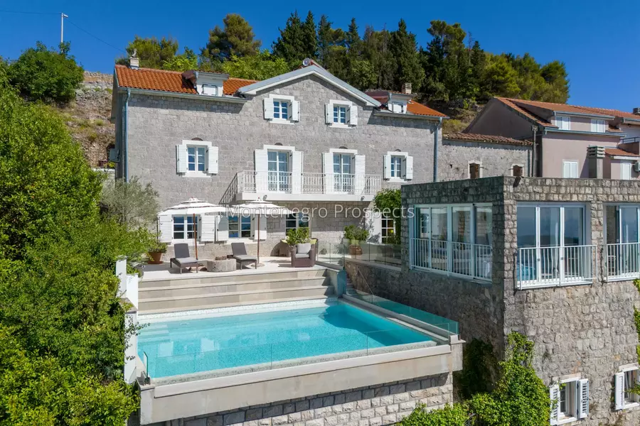 14168 lustica vila for sale 103.jpg