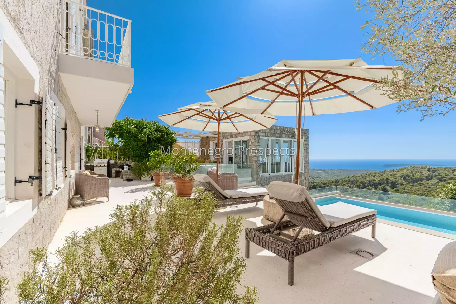 14168 lustica vila for sale 30.jpg