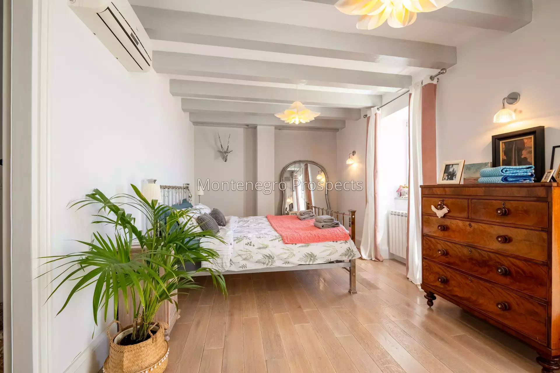 14168 lustica vila for sale 78.jpg