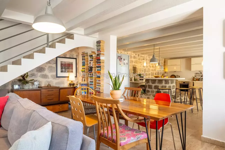 14168 lustica vila for sale 15.jpg