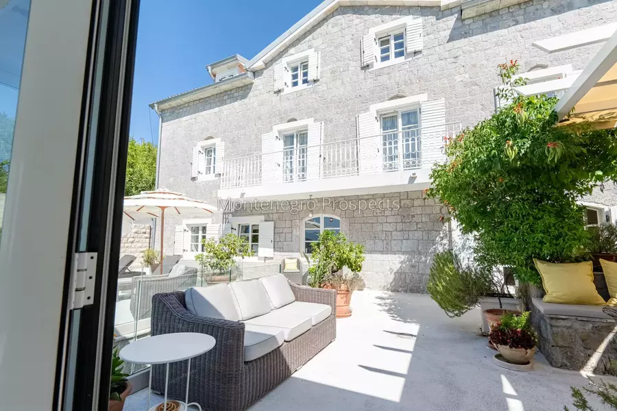 14168 lustica vila for sale 24.jpg